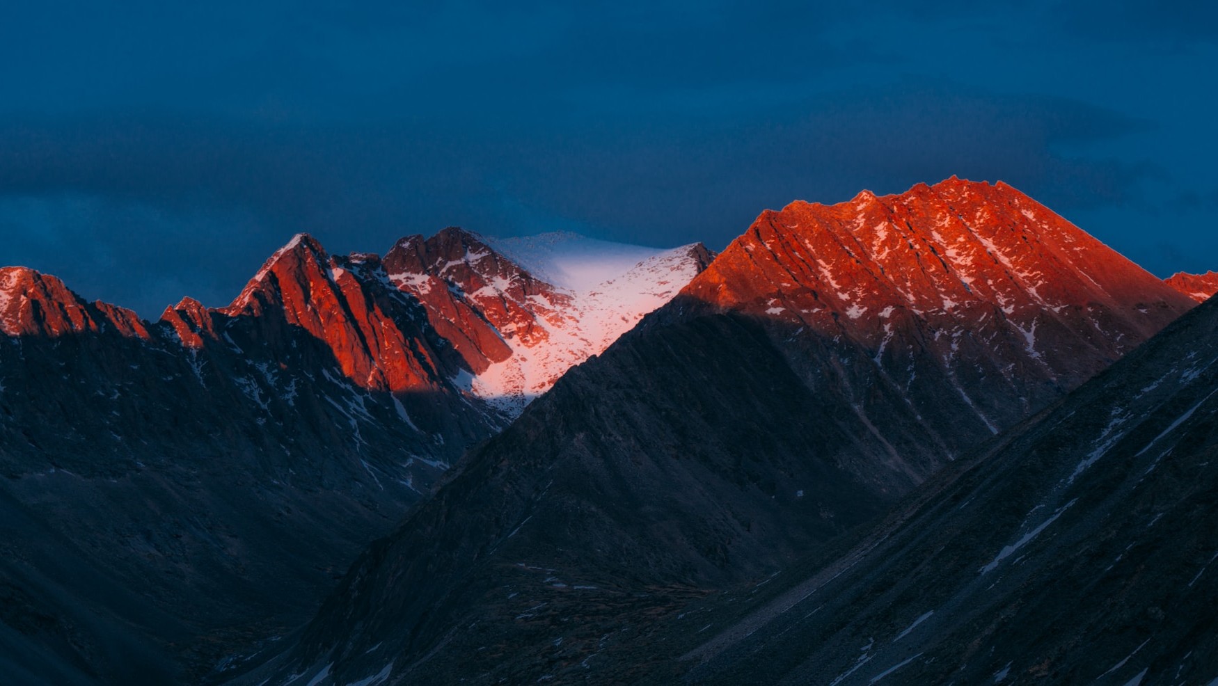 Горы Алтая на восходе //Фото Saniya Kozhanova, Unsplash