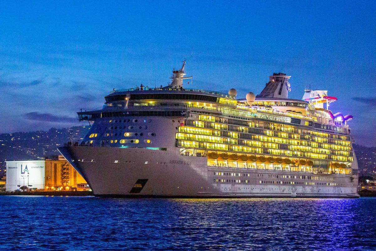Круизный лайнер Navigator of the Seas //Фото Royal Caribbean